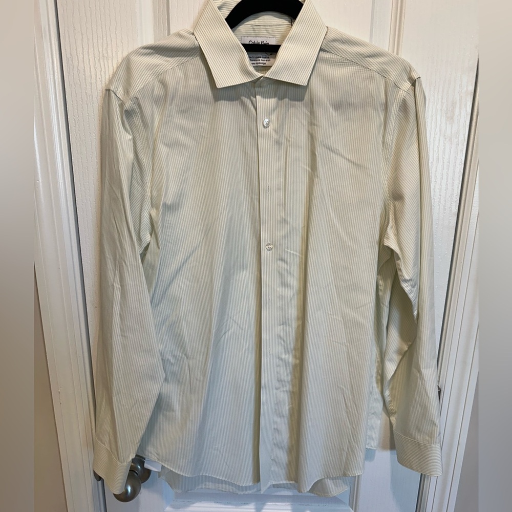 Calvin Klein Men’s Dress Shirt
Size 16.5 (32/33)